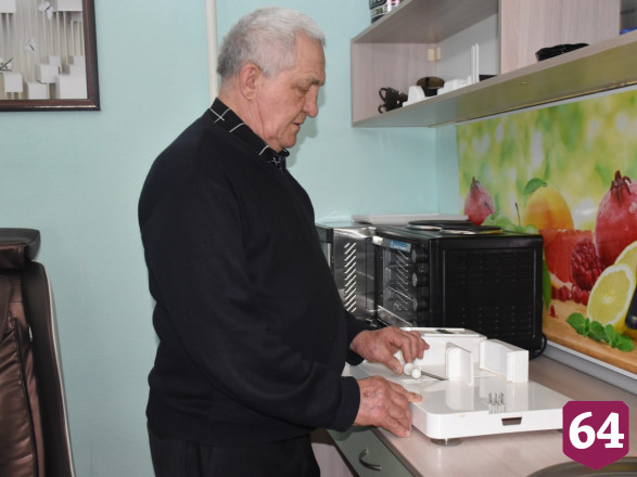 В Саратовской области пенсионеров после болезней учат готовить с помощью адаптивной посуды