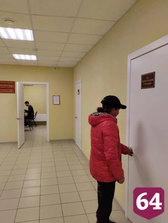 В Энгельсе незаконных торговцев отправили работать на кладбище 